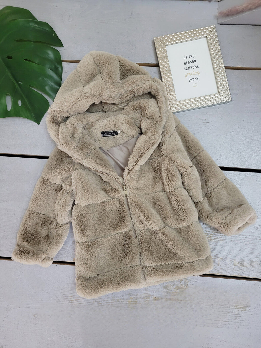 Manteau avec capuche fourrure synthetique